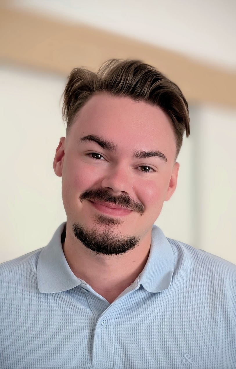 Porträtt av William Gunnerud, grundare av Wigu Ekonomi, som ler